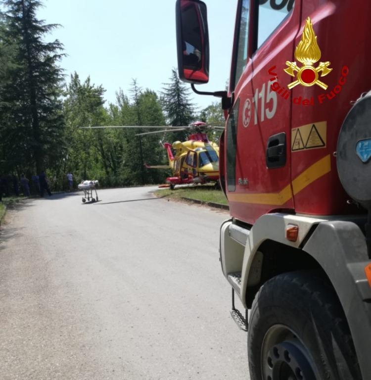 Camion Si Ribalta E Finisce In Un Fosso Muore L Autista