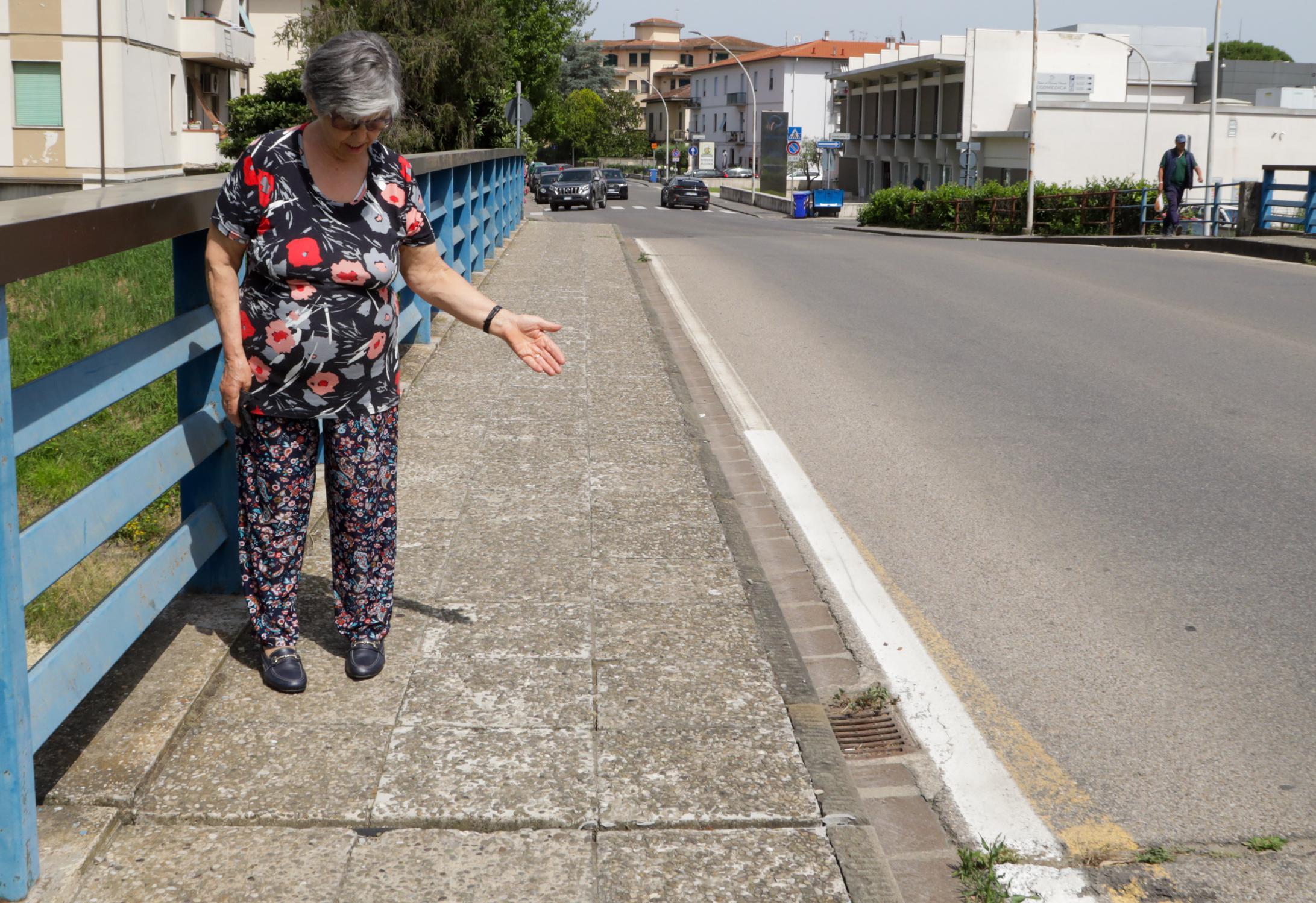 Marciapiedi Incubo Buche Camminare Un Pericolo