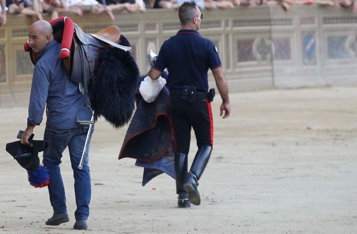 Palio Spavento Alla Prova Generale Cade Carabiniere A Cavallo Non