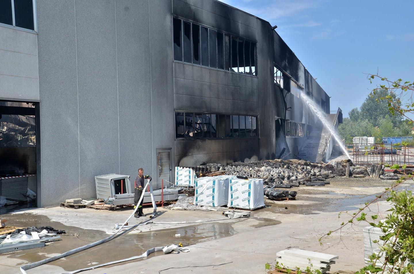 Incendio A Pietrasanta Spente Le Ultime Fiamme Stop Alla Raccolta Di