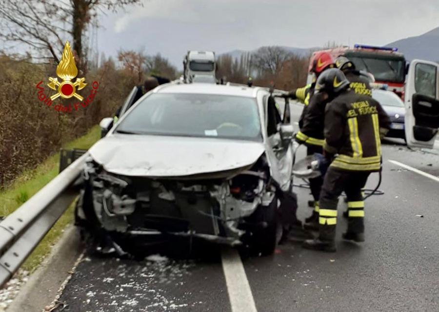 Gubbio Incidente Tra Due Auto E Un Furgone Un Ferito