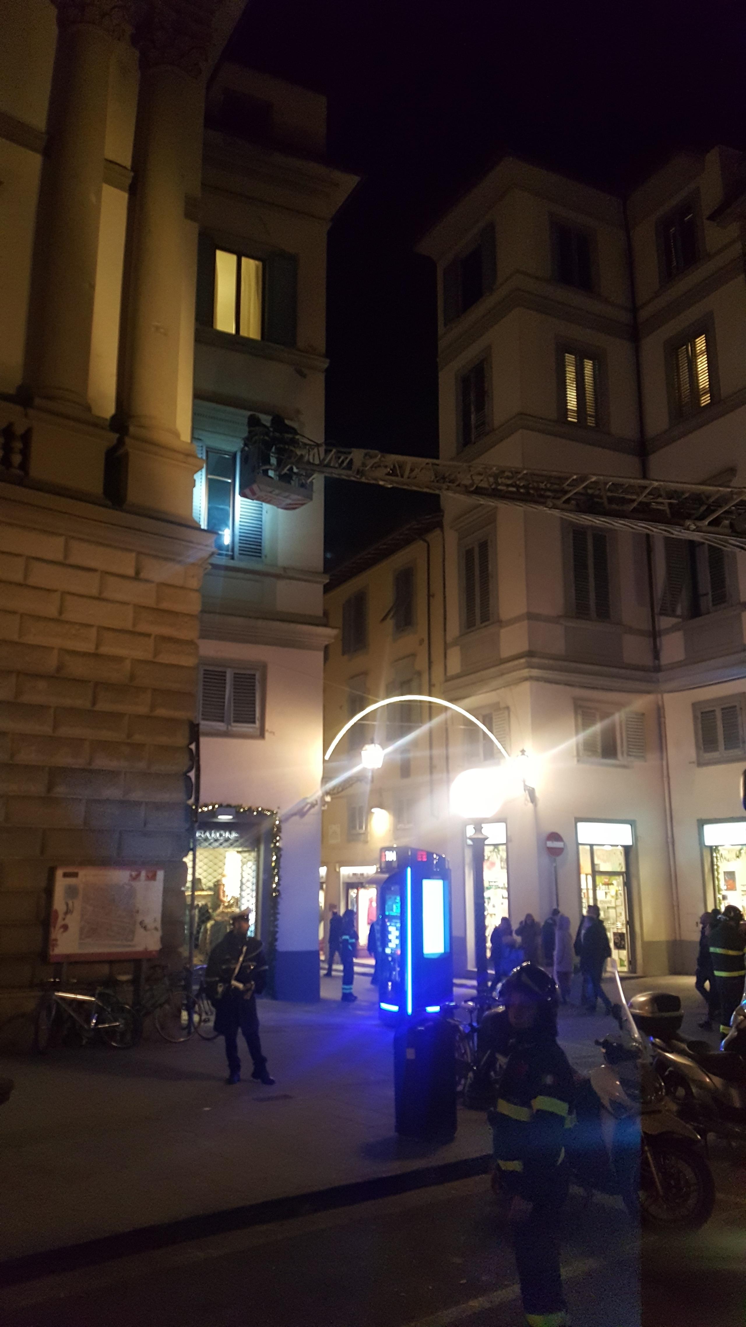 Cade Parte Di Cornicione Da Un Palazzo Paura In Piazza Beccaria