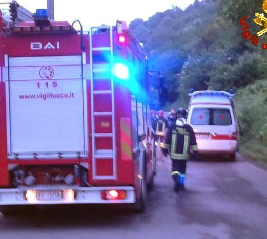 Precipita Con Lauto Nella Scarpata Soccorsa Dai Vigili Del Fuoco