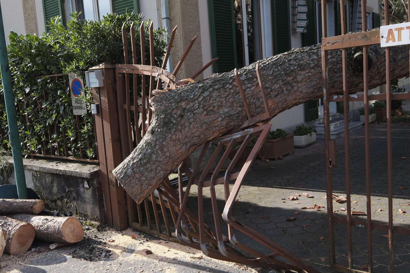 Il grido d allarme dei vigili del fuoco Non ce la facciamo più