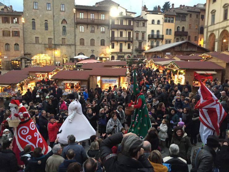 Arezzo Città del Natale illumina la città con proiezioni e installazioni