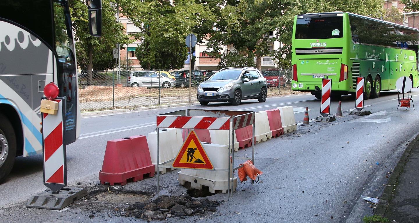 Cede Lasfalto E Si Apre Una Buca Traffico A Rischio Collasso In Pescaia