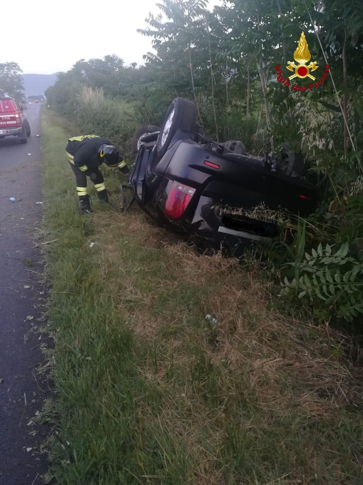 Auto Esce Di Strada E Si Ribalta Ferito Il Conducente Foto