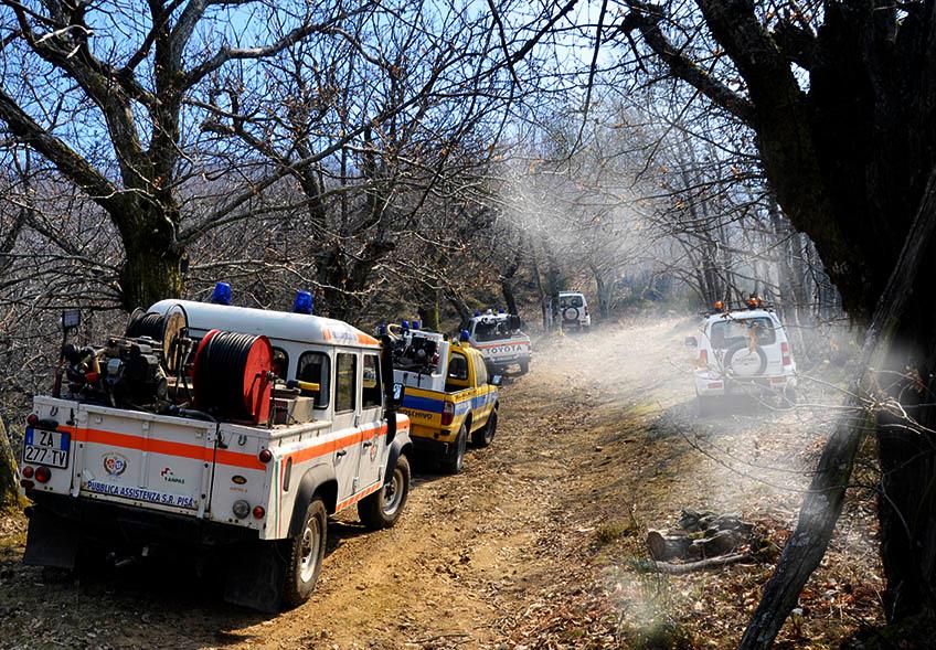 Domato L Incendio Nei Boschi Della Garfagnana In Corso Operazioni Di