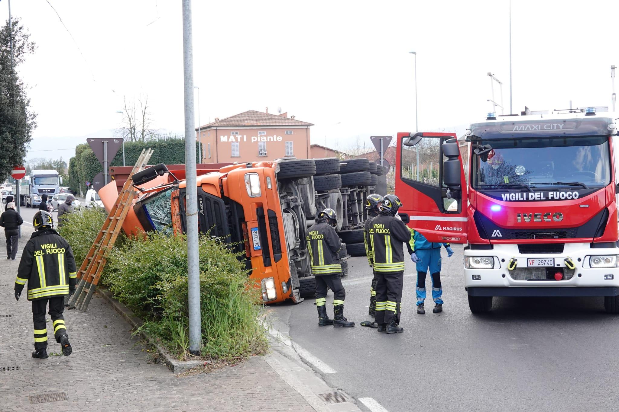 Bilico Si Ribalta In Rotonda Spettacolare Incidente Alla Vergine Video