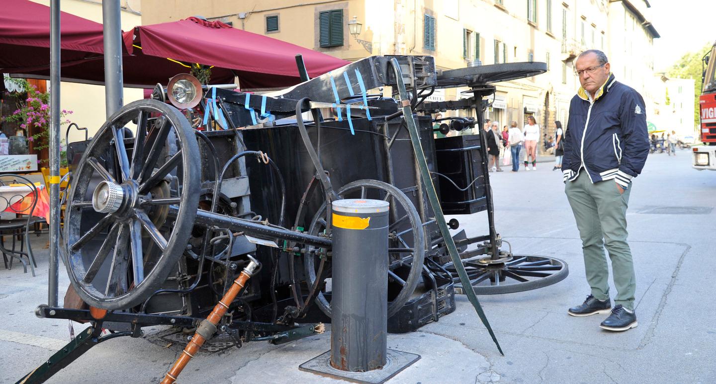 La Carrozza Si Rovescia Sulle Mura Ferite Cocchiera E Coppia Di Turisti