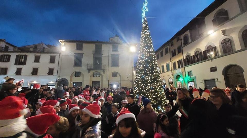 Montevarchi Si Accende Lalbero Di Natale E Partono Gli Eventi