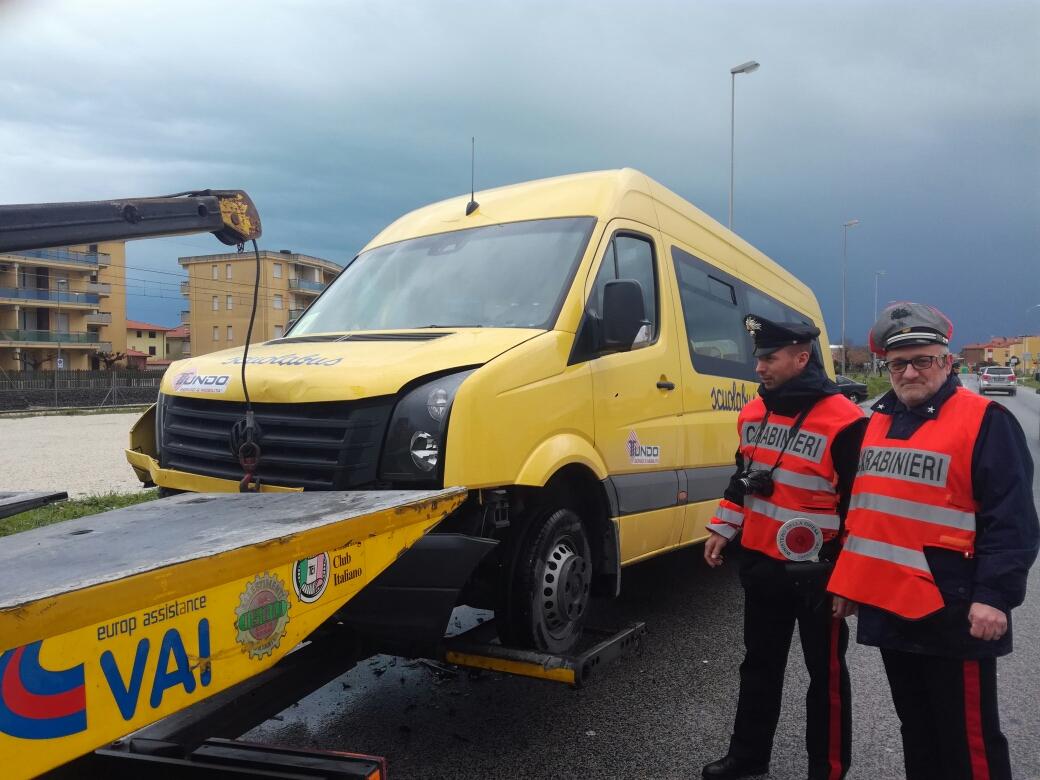 Scuolabus Fuori Strada Paura Per I Bimbi A Bordo