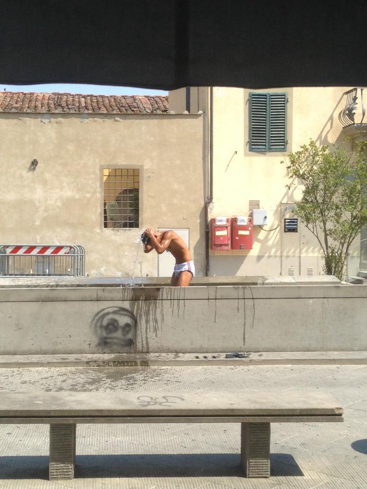 Caldo Senza Tregua Lui Si Spoglia E Fa Il Bagno Nella Fontana