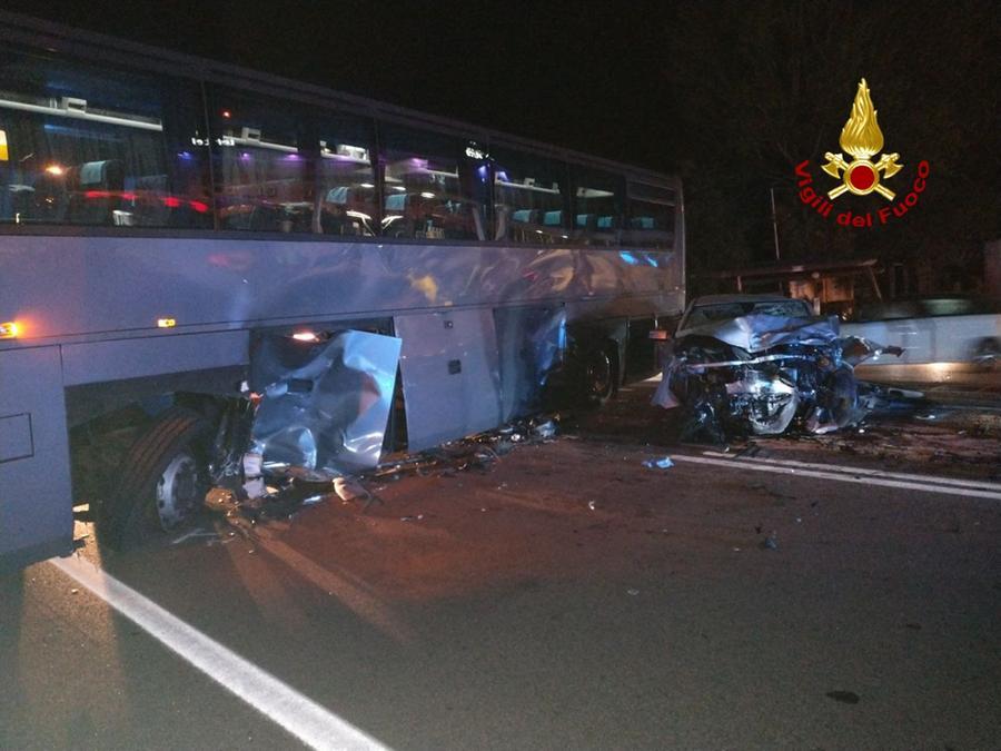 Incidente A Spoleto Pullman Contro Auto Drammatici Soccorsi Due In