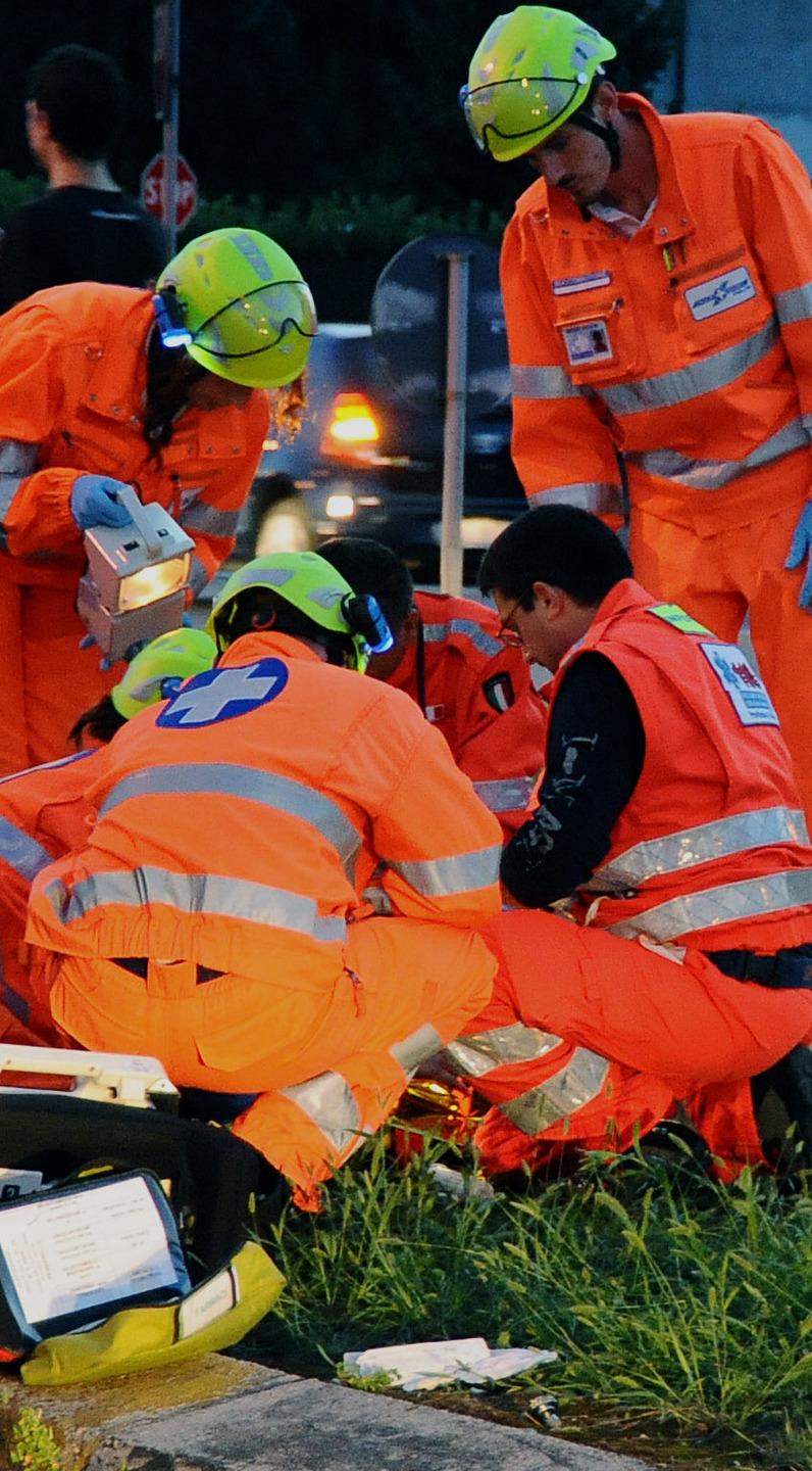 Gravi Due Donne Incastrate Nellauto Finita Nel Fosso Dopo Uno Scontro