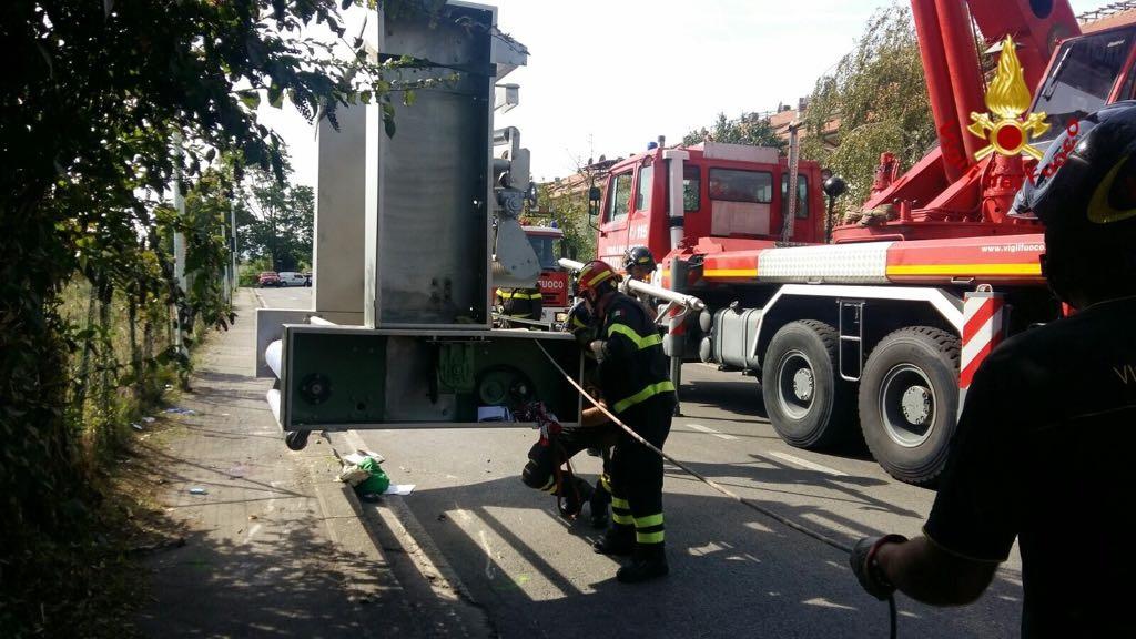 Camion Perde Macchinario Per Strada E Colpisce Pedone Grave Un Uomo FOTO