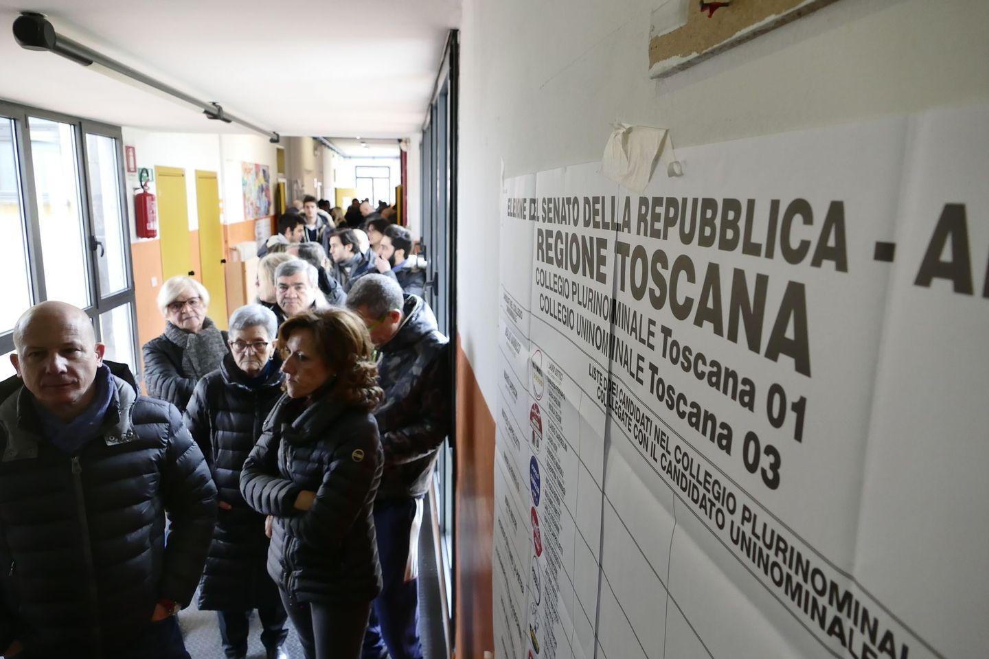 Lunghe Code Ai Seggi In Toscana Il Tagliando Anti Frode Rallenta Le