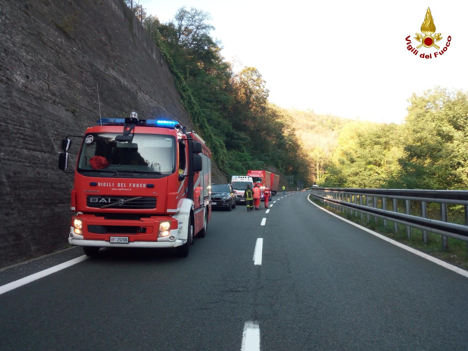 Incidente In A Coinvolti Tir E Auto Due Persone Incastrate Nella