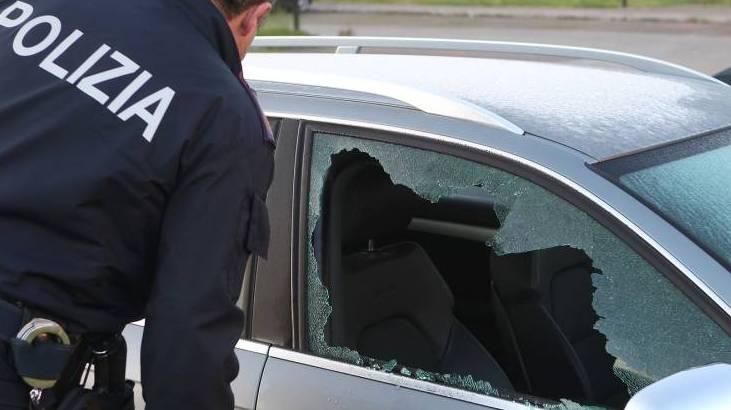 Sei Auto Danneggiate Dai Ladri Ma Il Bottino Solo Un Cotechino