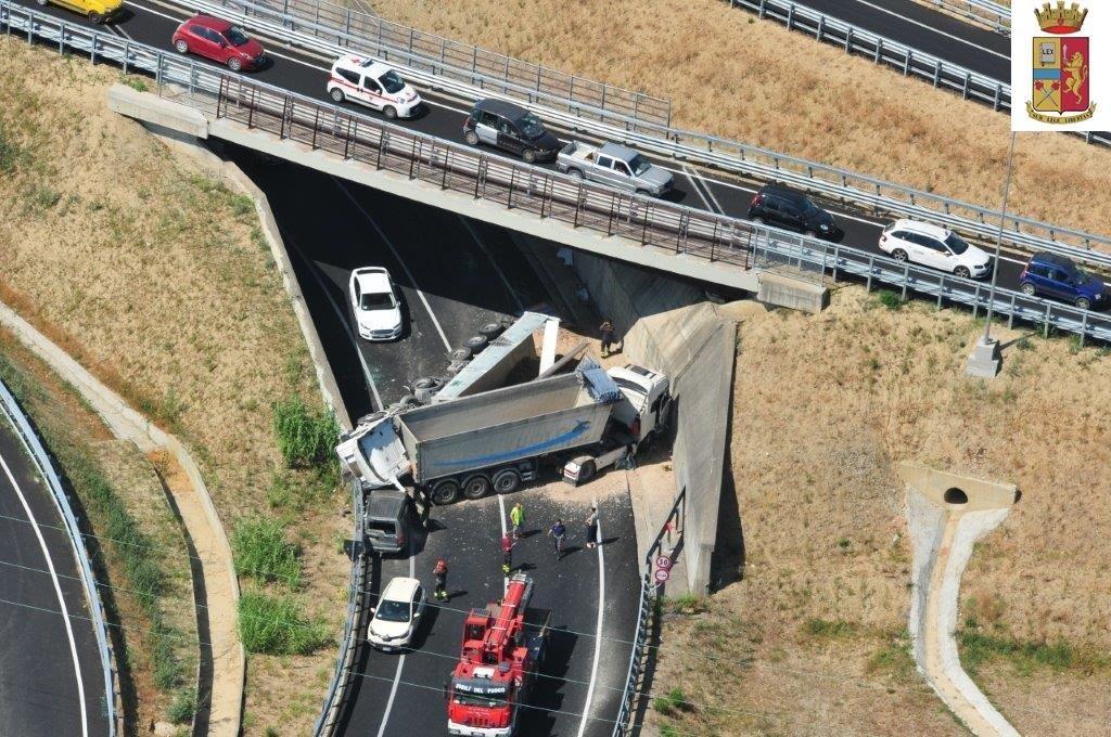 Scontro Tra Tir E Auto Al Galluzzo Camion Si Ribalta Strada Riaperta