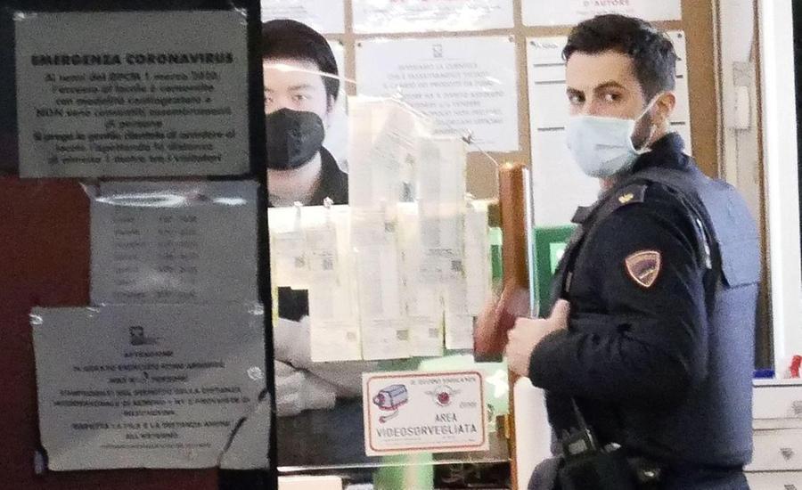 Pistola Alla Testa Rapina Choc In Tabaccheria Titolare E Cliente