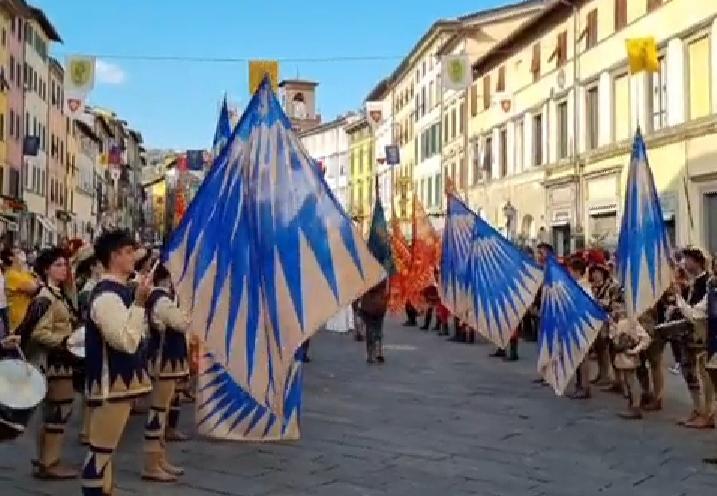 Sfilata Dei Rioni Al Posto Del Palio Guidi Grazie Ai 400 Figuranti