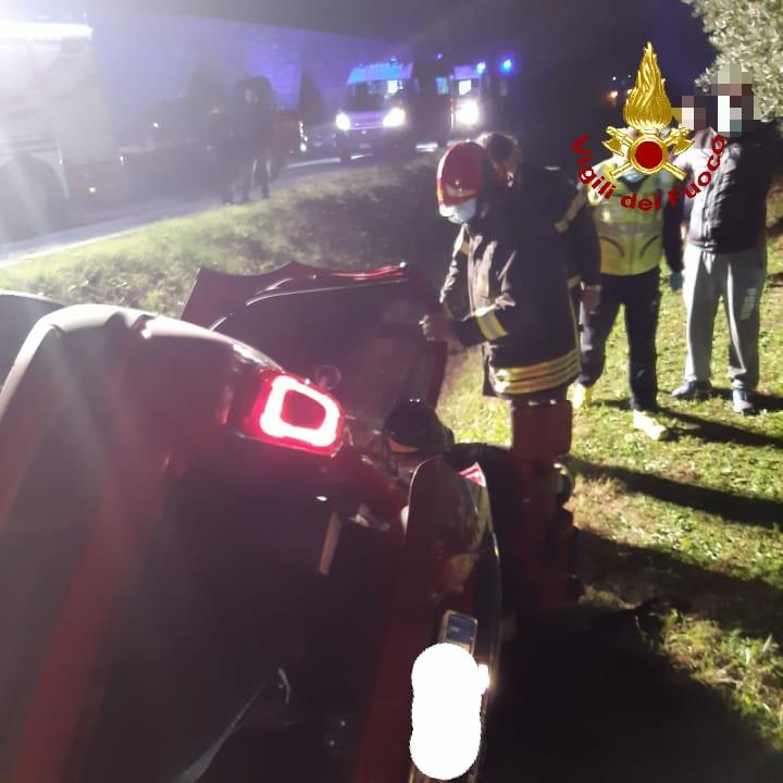 Finisce Con L Auto In Un Fossato Ferito Portato In Codice Rosso Al