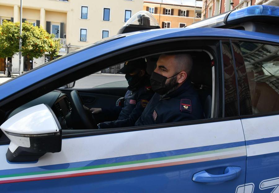 La Polizia Ferma Uno Spacciatore Teneva La Coca Nascosta In Bocca