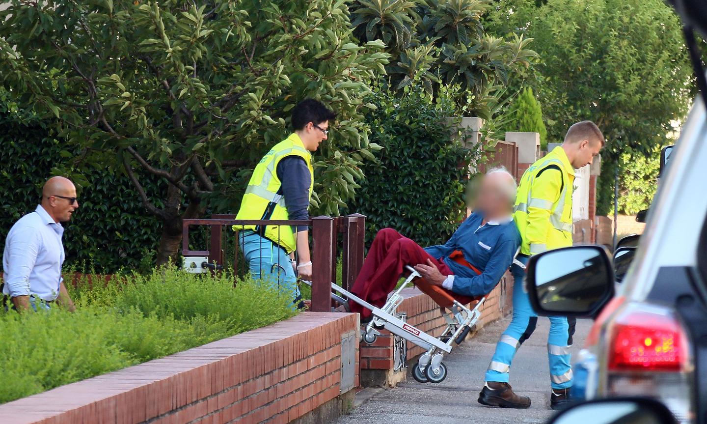 Aggredisce Col Coltello Moglie E Badante Loro Lo Bloccano E Chiamano I