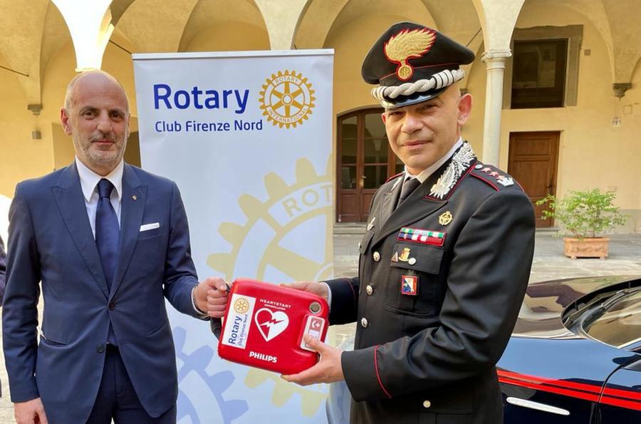 Due Defibrillatori Donati Ai Carabinieri Dal Rotary Firenze Nord