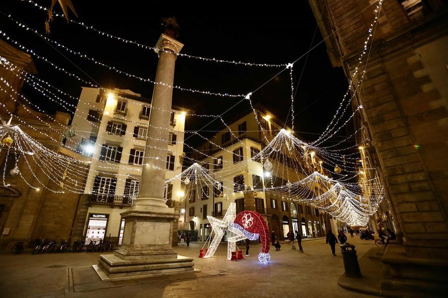 Aria Di Natale A Firenze In Via Tornabuoni Si Accendono Le Luminarie