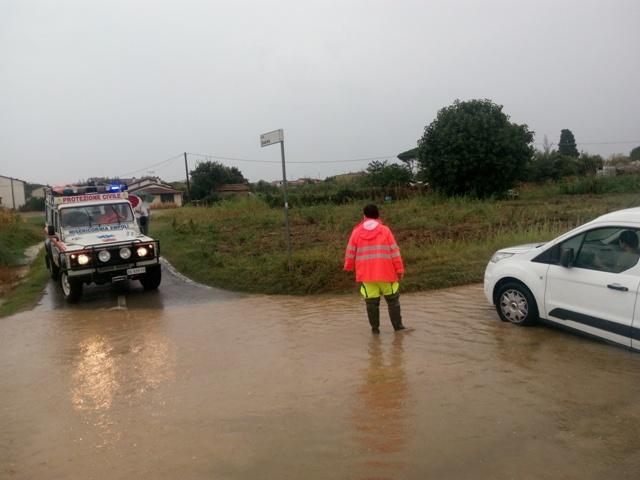 Raffica di temporali in città strade e cantine allagate