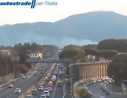 Incendio Ad Altopascio Caos In Autostrada Tratto Chiuso E Poi Riaperto