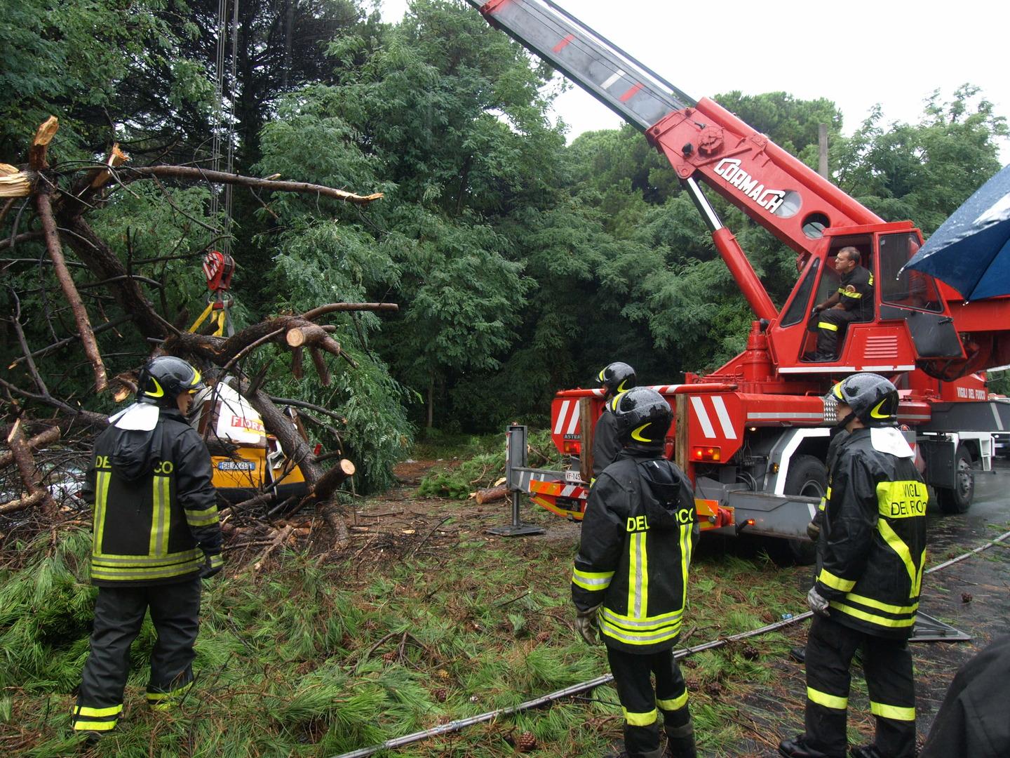 Maltempo In Versilia Frana Si Abbatte Su Abitazioni Evacuate Famiglie