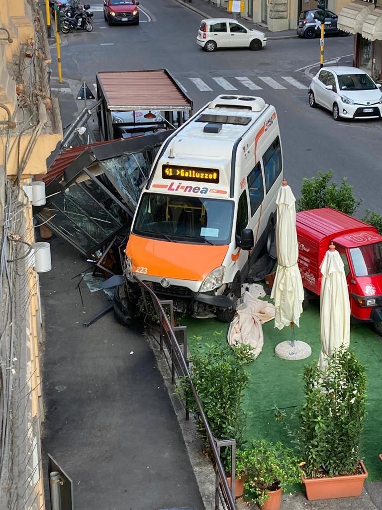 Incidente Lautista Ha Un Colpo Di Sonno E Lautobus Travolge Un Dehor