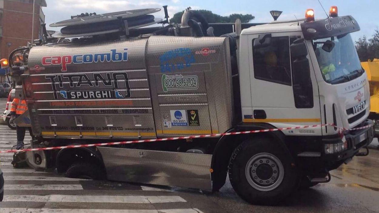 Si Apre Voragine In Piazza Camion Incastrato Arriva Una Gru