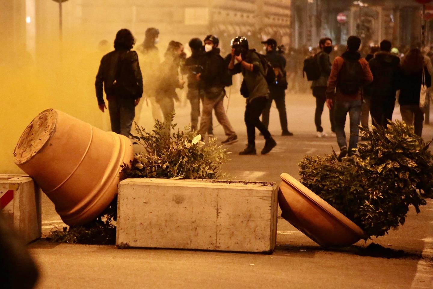 Manifestazione Firenze Nardella Intollerabili violenze c è chi