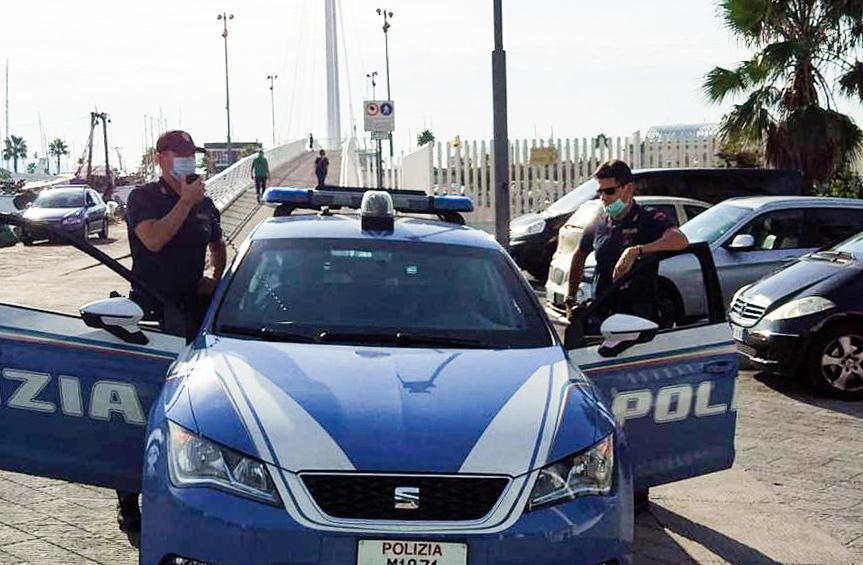 In Piazza Verdi Con Coltelli E Taser Due Minorenni Finiscono Nei Guai