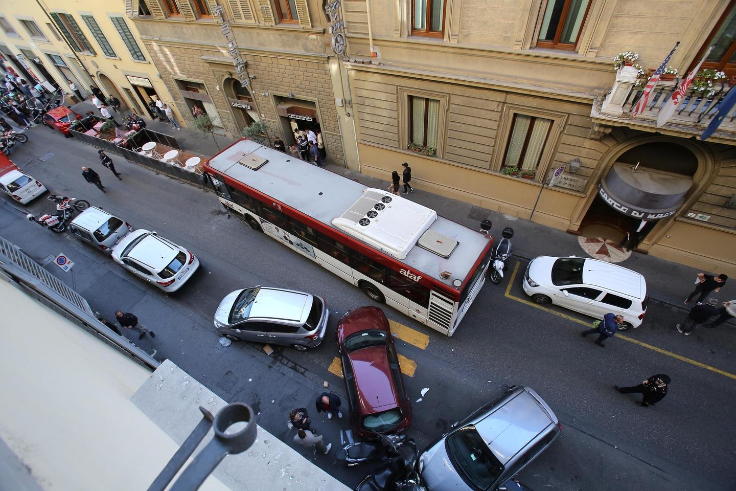 Paura In Via Della Scala Bus Contro Auto E Dehors 5 Feriti Anche Un