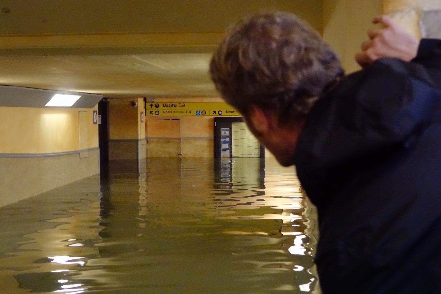 Pistoia Sott Acqua Chiuso Il Cimitero E Il Sottopasso Di Porta Nuova