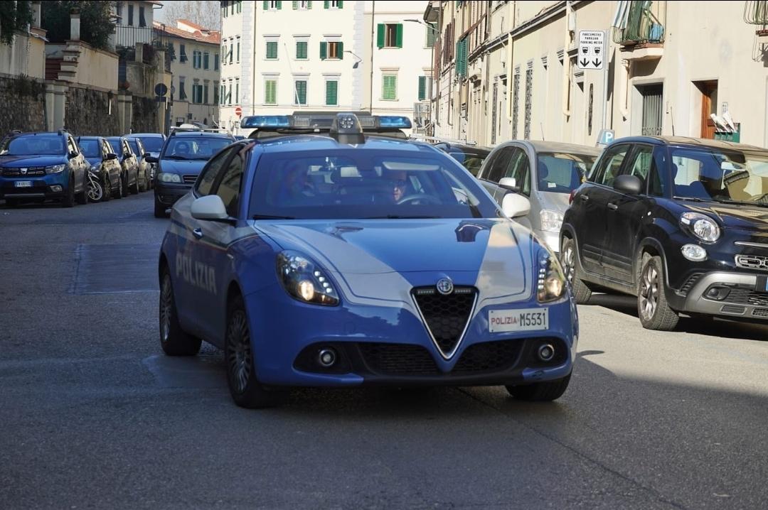 Cascine Ruba Dentro Un Auto E Poi Minaccia Con Un Coltello Un Passante