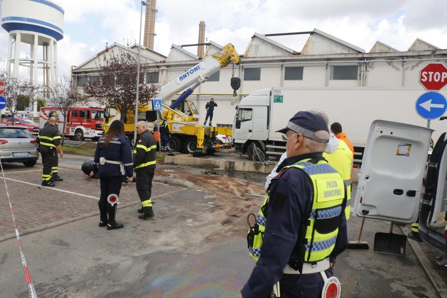 Pisa Camion Fuori Controllo Piomba Nel Parcheggio Del Supermercato Un