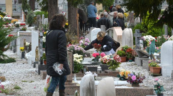 Oltre Un Milione In Tre Anni Per I Cimiteri In Arrivo Tombe Loculi E