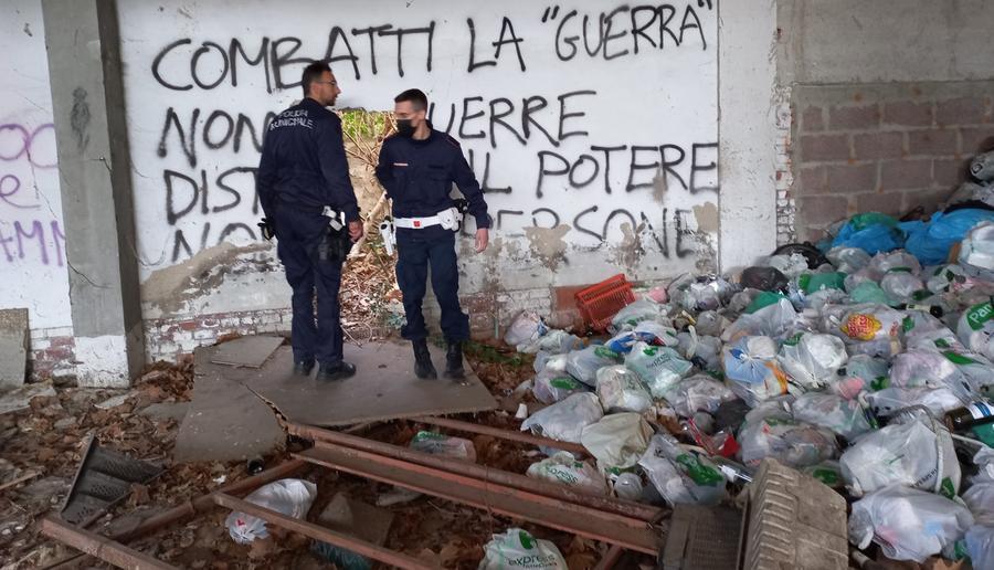 Pisa Tonnellate Di Rifiuti Tra Le Case Blitz Della Municipale In Un