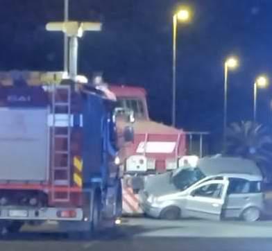 Auto Finisce Sotto Il Treno Sui Binari Del Porto