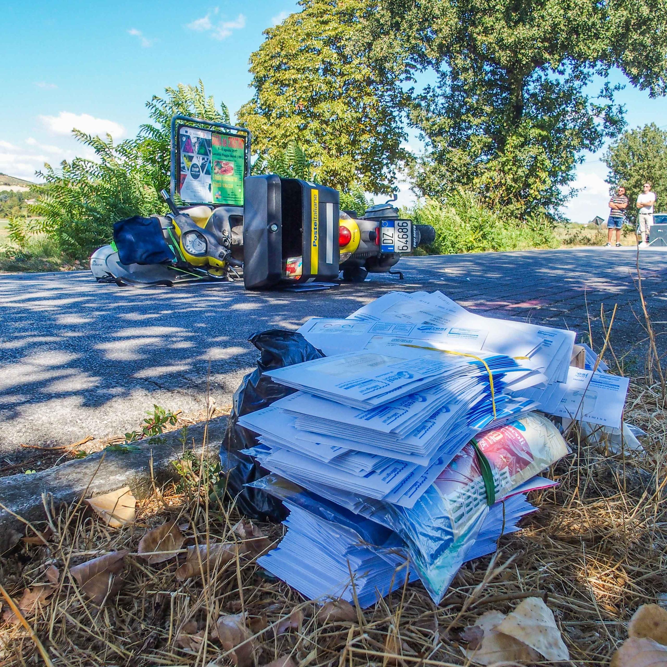 Lettere Buttate Nel Bosco E Tra I Rifiuti Denunciato Il Portalettere