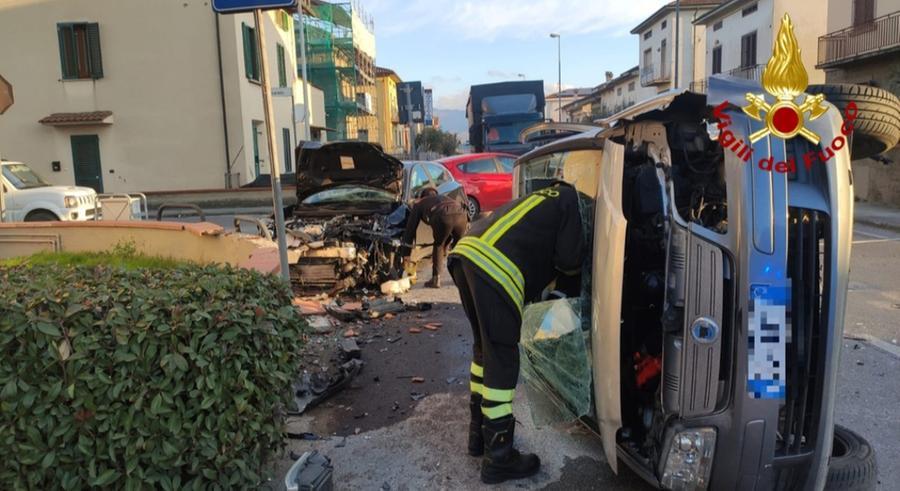 Incidente A Quarrata Un Auto Si Ribalta Dopo Lo Scontro Due Feriti