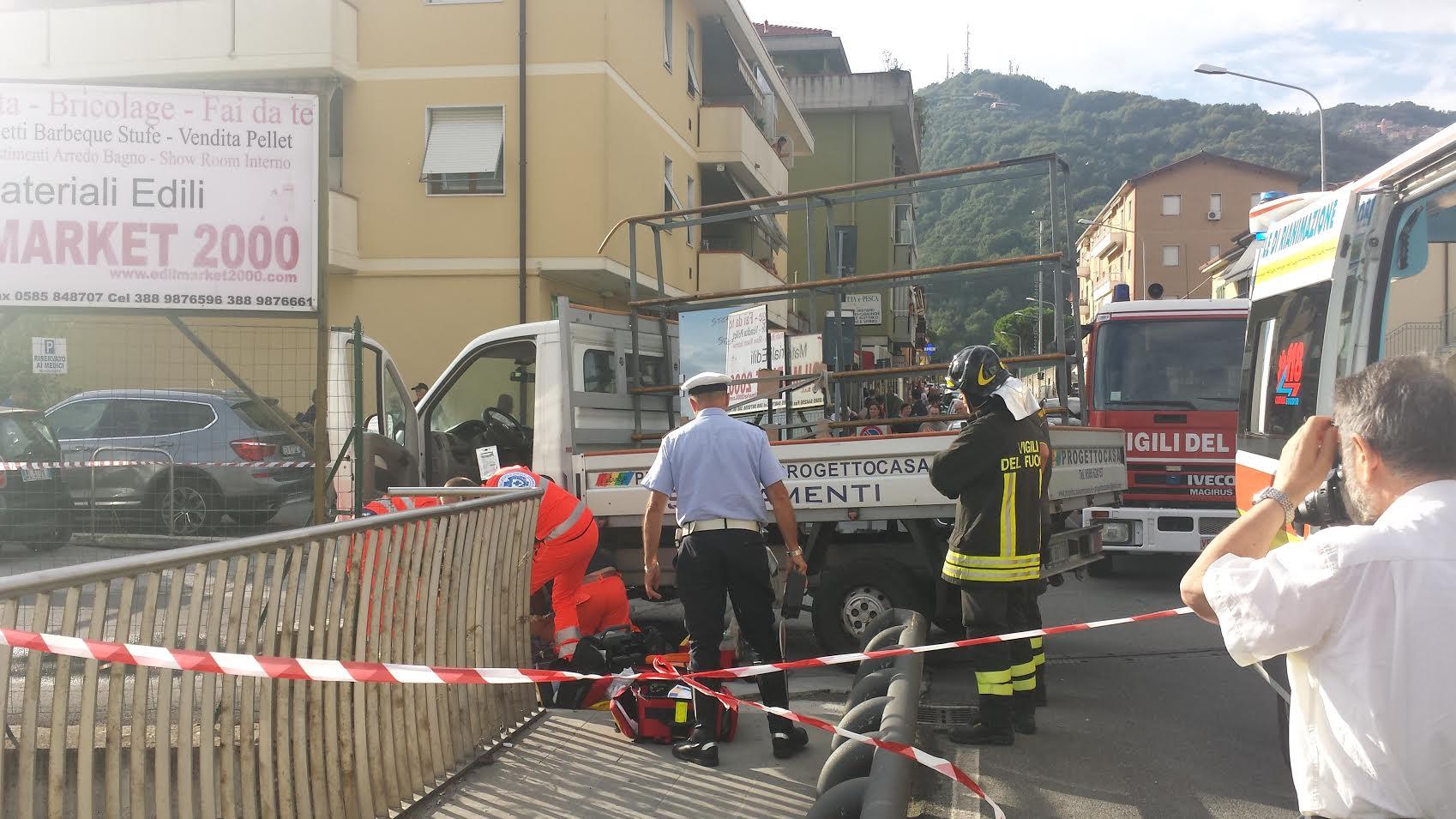 Urtato Da Un Camioncino In Manovra Sbatte La Testa E Muore