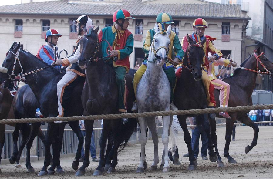 Siena La Prima Prova Del Palio Al Valdimontone