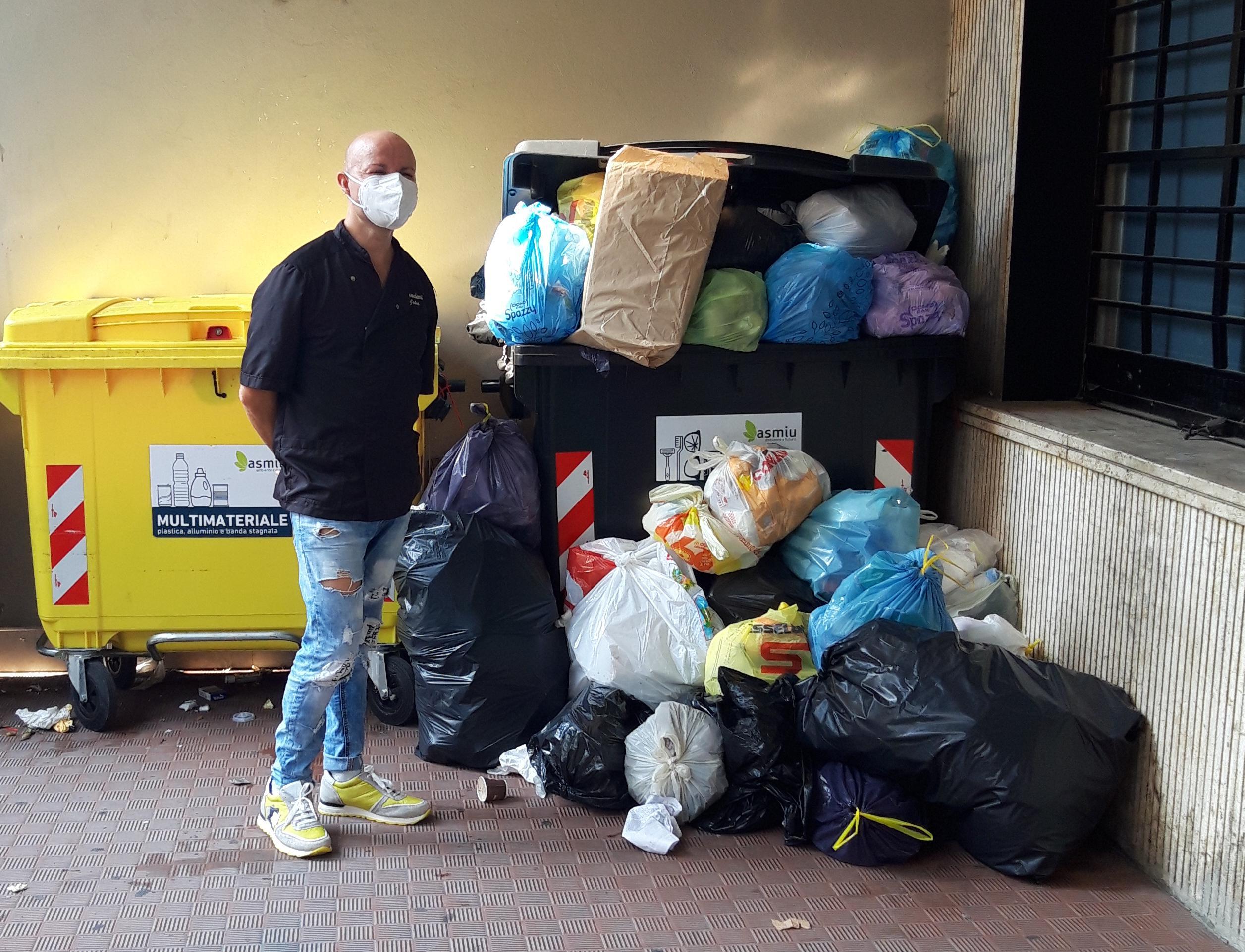 Cassonetti Pieni Rifiuti In Terra Degrado Alla Galleria Sanzio